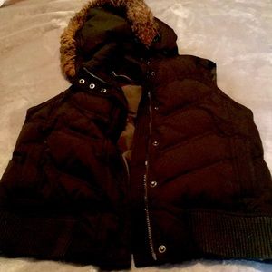 Gap women’s black puffer vest with faux fur hood. S